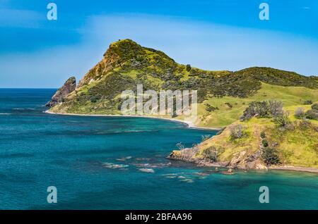 Fletcher Bay, Sugar Loaf und die Pinnacles in der Ferne, Blick von der Fletcher Bay Road, Coromandel Peninsula, Waikato Region, Nordinsel, Neuseeland Stockfoto