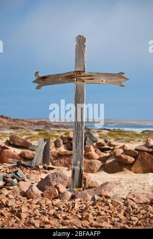 Altes Holzkreuz an der Küste von Cape Cross an der Skeleton Coast, Namibia. Stockfoto