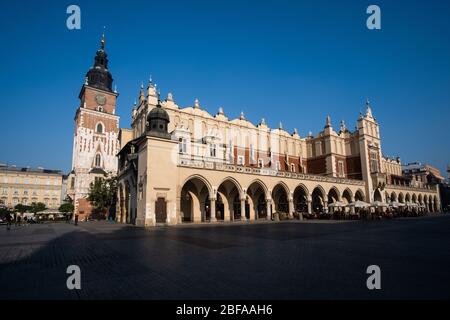 Krakau, Polen - OKTOBER 10 2018: Tuchhallen und Rathausturm auf dem Hauptmarkt in Krakau in Polen Stockfoto