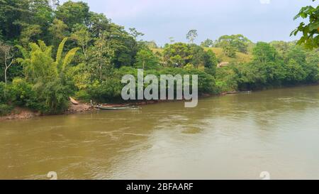 La Hormiga, Putumayo / Kolumbien - 8. März 2020: Menschen an der Grenze zwischen Ecuador und Kolumbien steigen an einem sonnigen Tag Boote auf dem San Miguel Fluss ein Stockfoto