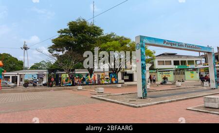 La Hormiga, Putumayo / Kolumbien - 8. März 2020: Menschen, die an einem sonnigen Tag durch den Park Los Fundadores im Stadtzentrum spazieren Stockfoto