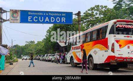 La Hormiga, Putumayo / Kolumbien - 8. März 2020: Bus nach Ecuador, nachdem er an einem sonnigen Tag die internationale Brücke über den San Miguel Fluss überquert hat Stockfoto