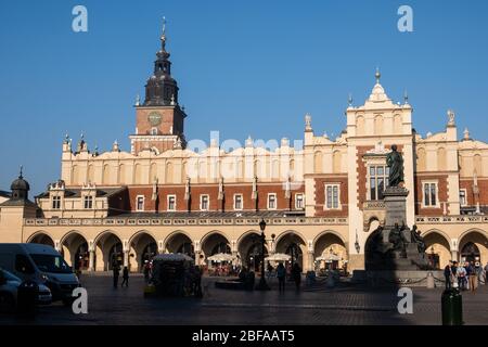 Krakau, Polen - OKTOBER 10 2018: Tuchhallen und Rathausturm auf dem Hauptmarkt in Krakau in Polen Stockfoto