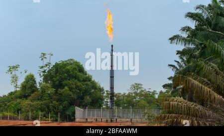 Vorderansicht des Turms eines Erdgasbrunnen in der Produktion brennendes Gas auf der Oberseite in der Mitte des Dschungels in Putumayo - Kolumbien Stockfoto