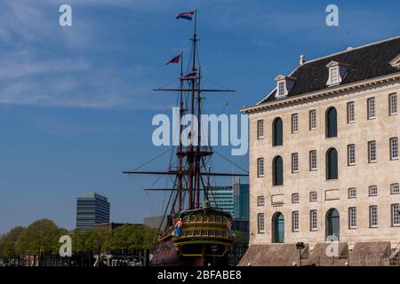 Rückseite des VOC-Schiffes im Scheepvaartmuseum in Amsterdam. Dieses Schiff ist eine exakte Nachbildung des Schiffes, das 1749 bei einem Sturm zerstört wurde Stockfoto