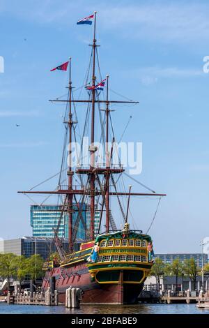 Rückseite des VOC-Schiffes im Scheepvaartmuseum in Amsterdam. Dieses Schiff ist eine exakte Nachbildung des Schiffes, das 1749 bei einem Sturm zerstört wurde Stockfoto