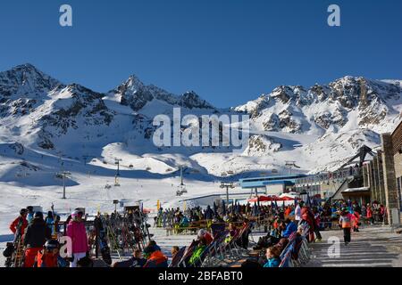 Stubai, Österreich - 23. Dezember 2015: Unbekannte genießen einen sonnigen Tag mit Entspannung und Wintersport auf dem Gletscher in den österreichischen alpen Stockfoto