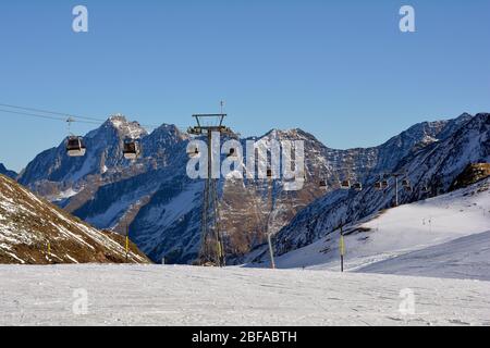 Stubai, Österreich - 23. Dezember 2015: Seilbahn im Skigebiet stubaier Glacier, bevorzugte Transportart Stockfoto