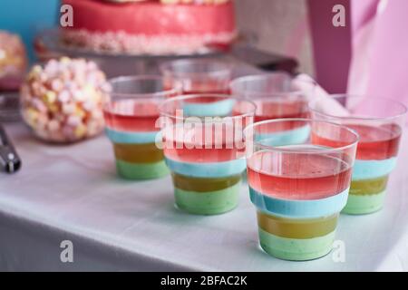 Nahaufnahme von mehrfarbigem Gelee auf einer Süßigkeitenbar. Stockfoto