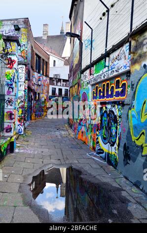 Gent, Belgien - 31. Mai 2011: Die Werregarenstraat ist ein öffentlicher Bereich für Straßenkünstler, in dem sie ihre bunten Graffiti malen können Stockfoto