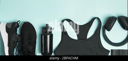 Schwarzes Fitness Zubehör Set auf rosa Hintergrund. Stockfoto