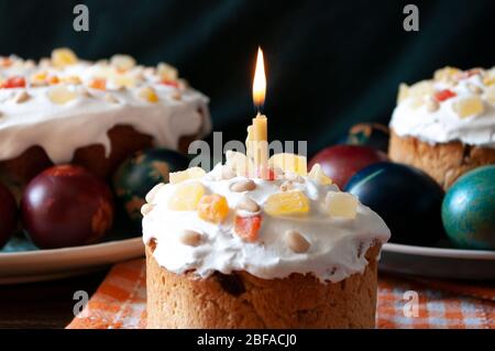 Orthodoxes Osterbrot das kulich, russisches Essen, Religion, bemalte Eier. Stockfoto