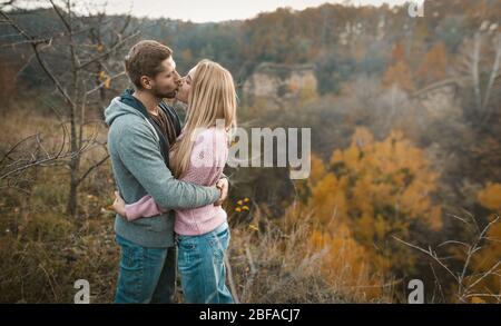 Umarmungen Und Küsse Von Paar In Liebe Im Freien Stockfoto