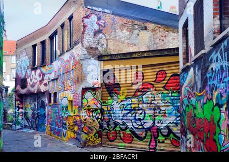 Gent, Belgien - 31. Mai 2011: Die Werregarenstraat ist ein öffentlicher Bereich für Straßenkünstler, in dem sie ihre bunten Graffiti malen können Stockfoto