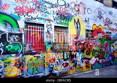 Gent, Belgien - 31. Mai 2011: Die Werregarenstraat ist ein öffentlicher Bereich für Straßenkünstler, in dem sie ihre bunten Graffiti malen können Stockfoto