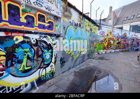 Gent, Belgien - 31. Mai 2011: Die Werregarenstraat ist ein öffentlicher Bereich für Straßenkünstler, in dem sie ihre bunten Graffiti malen können Stockfoto