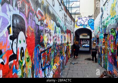 Gent, Belgien - 31. Mai 2011: Die Werregarenstraat ist ein öffentlicher Bereich für Straßenkünstler, in dem sie ihre bunten Graffiti malen können Stockfoto