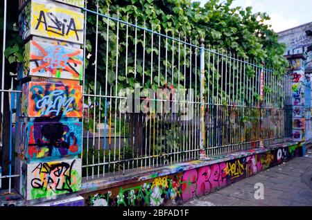 Gent, Belgien - 31. Mai 2011: Die Werregarenstraat ist ein öffentlicher Bereich für Straßenkünstler, in dem sie ihre bunten Graffiti malen können Stockfoto