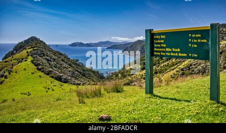 Wegweiser auf dem Coromandel Walkway, in der Nähe von Cape Colville, Coromandel Peninsula, Waikato Region, North Island, Neuseeland Stockfoto