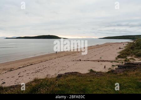 Blick auf den Big Sand Beach mit Long Island in der Ferne und die Äußeren Hebriden am Horizont bei Dämmerung, Gairloch, Schottland, Großbritannien. Stockfoto