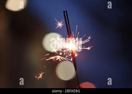 Schöne Weihnachten funkelt am Abend im Freien Stockfoto