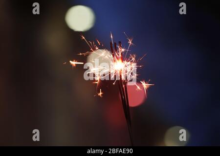 Schöne Weihnachten funkelt am Abend im Freien Stockfoto