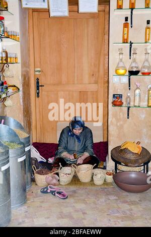 Fes, Marokko - 20. November 2014: Unbekannte Frau sitzt auf dem Boden und bereitet Nüsse Stockfoto