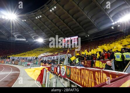 Rom, Italien, 26. Januar 2020. Roma-Fans winken während der Serie A Fußballspiel zwischen Roma und Latium im Olympiastadion. Stockfoto