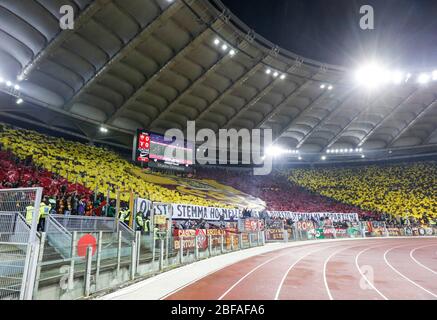 Rom, Italien, 26. Januar 2020. Roma-Fans winken während der Serie A Fußballspiel zwischen Roma und Latium im Olympiastadion. Stockfoto