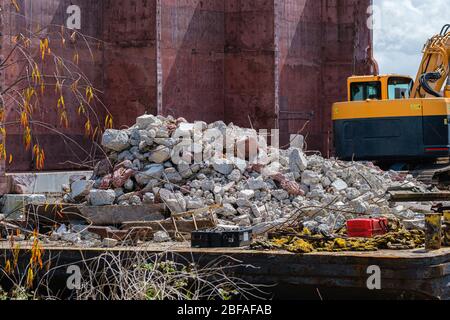 Trümmer von abgerissenen Pier Struktur auf dem Mississippi River in New Orleans, Louisiana, USA Stockfoto