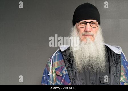 Reife bärtige Hipster Mann trägt Brille im Freien Stockfoto