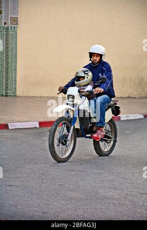 Fes, Marokko - 20. November 2014: Nicht identifizierter Fahrer mit Kind auf dem Fahrrad, übliche Transportart Stockfoto