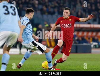 Rom, Italien, 26. Januar 2020. Roma s Jordan Veretout, rechts, wird von Stefan Radu während des Fußballmatches der Serie A zwischen Roma und Lazio im Olympiastadion herausgefordert. Stockfoto