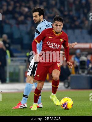 Rom, Italien, 26. Januar 2020. Roma s Cengiz Under, rechts, in Aktion vorbei an Lazio s Marco Parolo während der Serie A Fußballspiel zwischen Roma und Lazio im Olympiastadion. Stockfoto