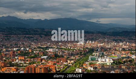 Luftpanorama der Stadt Cuenca mit der Sonne, die auf dem historischen Stadtzentrum und seiner neuen Kathedrale, Ecuador scheint. Stockfoto