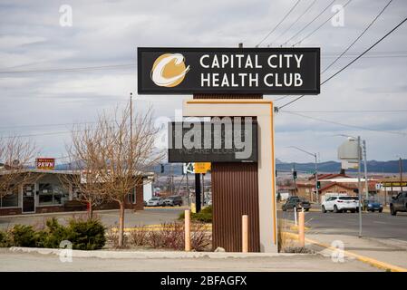 Helena, Montana - 10. April 2020: Capital City Health Club Gym Outdoor digitale Zeichen Staaten geschlossen wegen Lewis und Clark Public Health Department orde Stockfoto