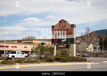 Helena, Montana - 10. April 2020: Safeway Lebensmittelgeschäft Outdoor Schild mit niedrigen Gaspreisen während Coronavirus Covid-19 Abschaltung. Unter zwei Dollar pro Gallone Stockfoto