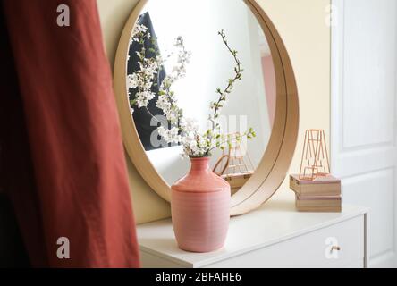 Stilvolles Interieur der modernen Halle mit Frühlingsblumen Stockfoto