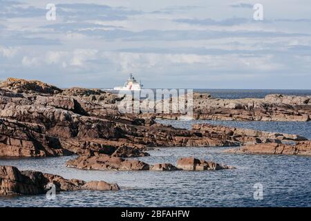 Das Notschlepper-Schiff der British Maritime and Coastguard Agency, Anglian Sovereign, nähert sich Loch Ewe von der Binnensee im Westen Schottlands, Großbritannien Stockfoto