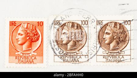 SEATTLE WASHINGTON - 15. April 2020: Nahaufnahme von 1968 italienischen Briefmarken auf Papierträger, Siracusana auf Syrakus-Münze. Scott # 998D und 998P Stockfoto