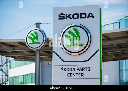 Das Logo des tschechischen Automobilherstellers Skoda Auto des Volkswagen Konzerns ist am 16. April 2020 in Repov, Mlada Boleslav, Tschechische Republik zu sehen. (CTK P Stockfoto