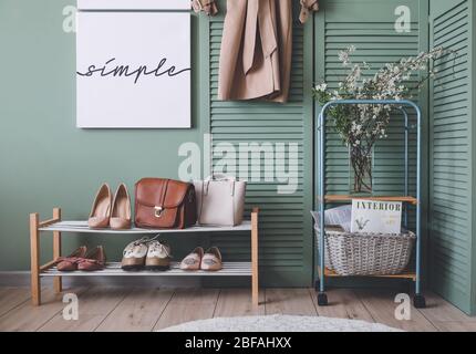 Stilvolles Interieur der modernen Halle mit Frühlingsblumen Stockfoto