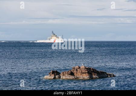 Das Notschlepper-Schiff der British Maritime and Coastguard Agency, Anglian Sovereign, nähert sich Loch Ewe von der Binnensee im Westen Schottlands, Großbritannien Stockfoto