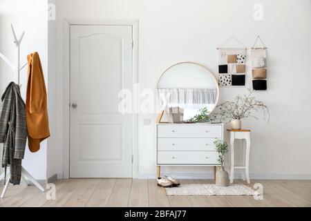 Stilvolles Interieur der modernen Halle mit Frühlingsblumen Stockfoto
