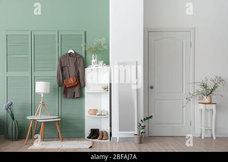 Stilvolles Interieur der modernen Halle mit Frühlingsblumen Stockfoto