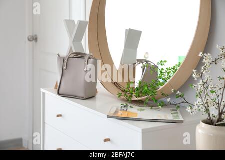 Stilvolles Interieur der modernen Halle mit Frühlingsblumen Stockfoto