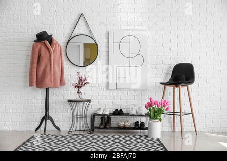 Stilvolles Interieur der modernen Halle mit Frühlingsblumen Stockfoto