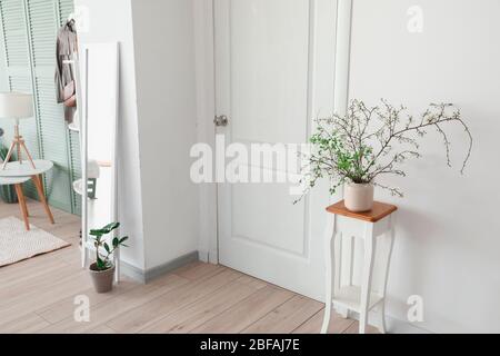 Stilvolles Interieur der modernen Halle mit Frühlingsblumen Stockfoto
