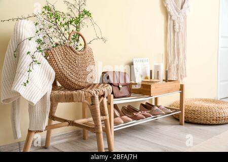 Stilvolles Interieur der modernen Halle mit Frühlingsblumen Stockfoto