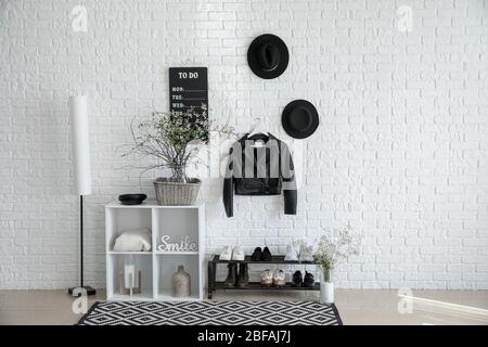 Stilvolles Interieur der modernen Halle mit Frühlingsblumen Stockfoto
